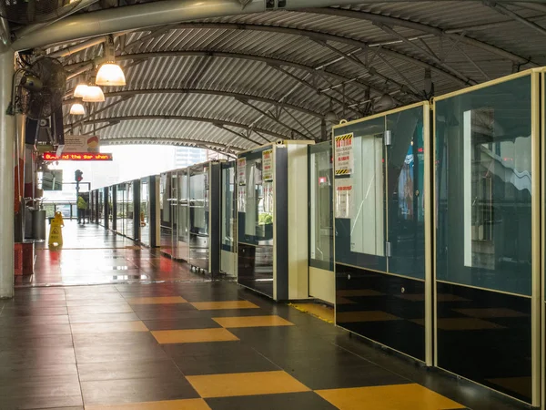 Boş Monoray koridor Kuala Lumpur Monoray istasyonunda