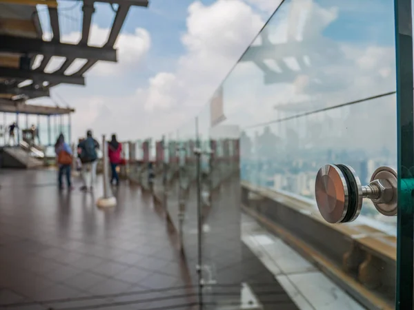 KL Tower gökyüzü güverte şeffaf çit ile arka plan bulanıklık