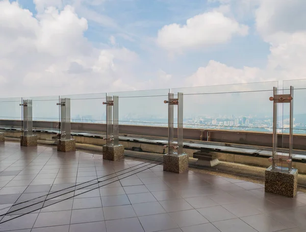 Gökyüzü güverte Kl Tower şeffaf çit ile