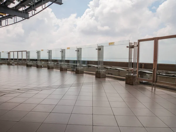 Kimse gökyüzüne Kl Tower şeffaf çit ile güverte