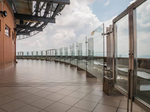 Kimse gökyüzüne Kl Tower şeffaf çit ile güverte