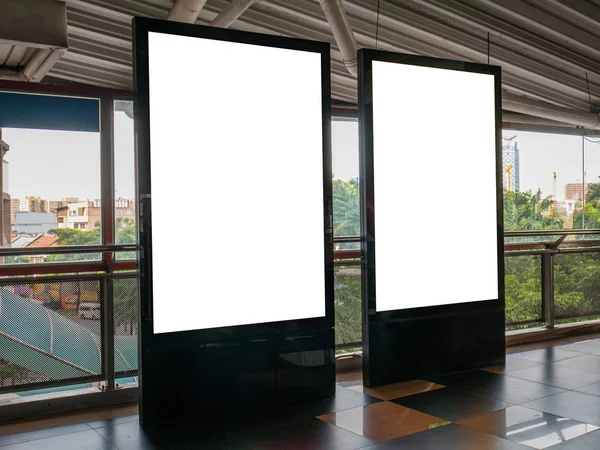 İki boş Billboard reklam resme toplu ulaşım