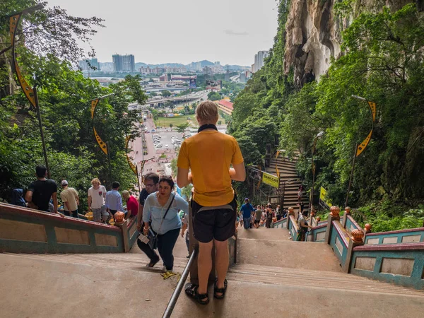 Batu mağaraları, Malezya merdivenlerde ortasında duran turizm
