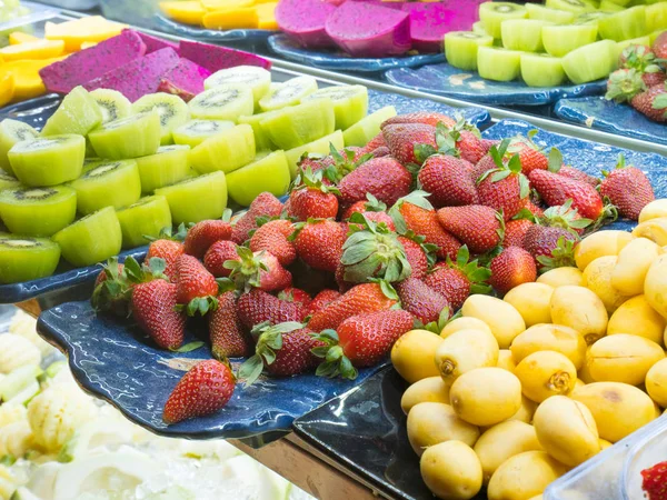 Keverjük össze a friss gyümölcs, friss eper, friss Kiwi — Stock Fotó