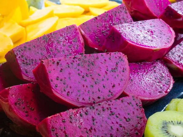 Taze kesim ejderha meyve, Cut mango meyve ve kivi meyveler ile