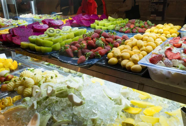 Storefront içinde çeşitli taze meyveler