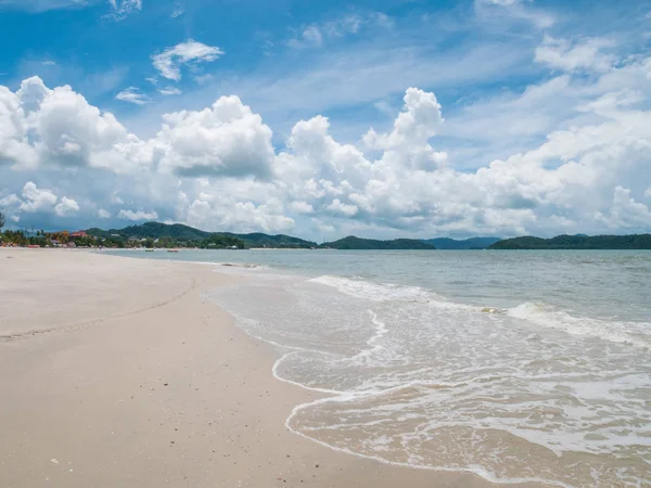 Прекрасний пляж Ченанг берегової лінії і з Wavaes в Лангкаві, Малайзія — стокове фото