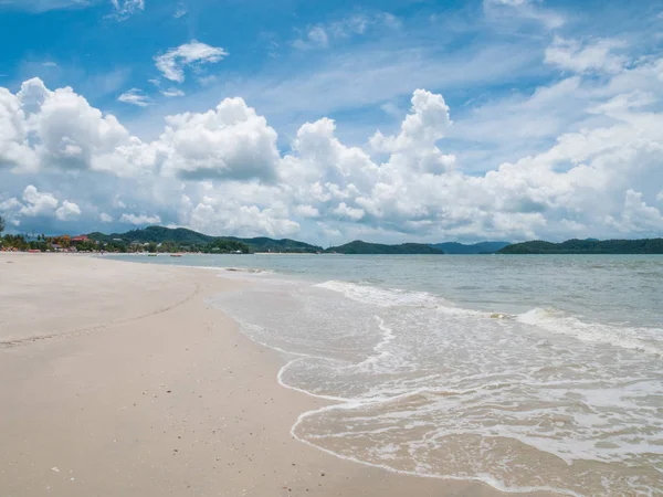 Strand Cenang kustlijn en met Wavaes in Langkawi, Maleisië — Stockfoto