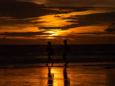 İnsanlar Cenang Beach, Langkawi, Malezya