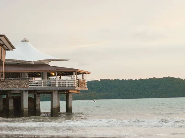 Restoran ve Bar bir uçurumun set Pantai Cenang, Langkawi bulunan