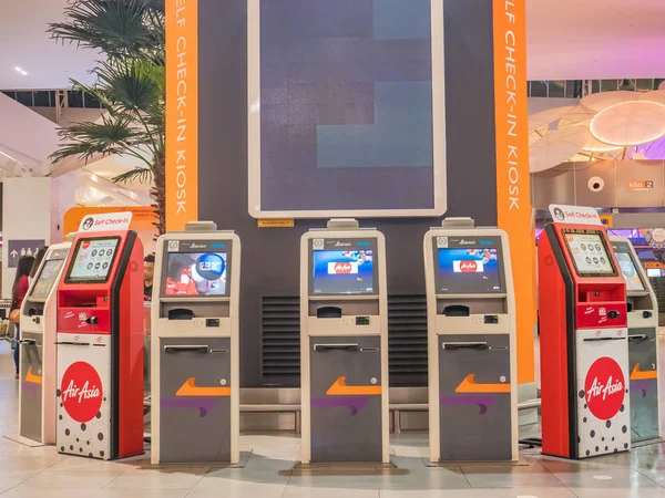 Kuala Lumpur, Malezya - 06 Ekim 2017: Self Servis Check-in makinesini havaalanında