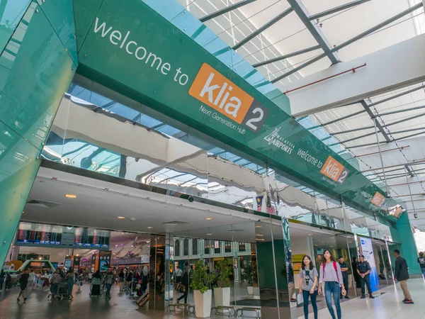 Kuala Lumpur, Malezya - 06 Ekim 2017: KLIA 2 tabela hoş geldiniz. Klia2 ağ geçidi. Klia2 Uluslararası Havalimanı