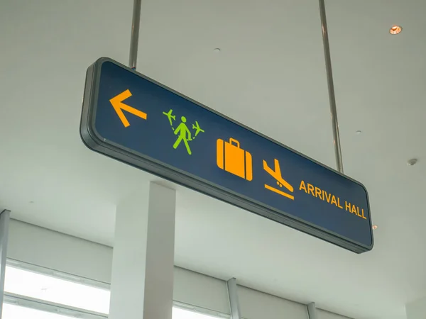 Havaalanı geliş tabela. Havaalanı geliş salonu tabela