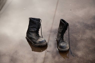 Botas viejas en el agua