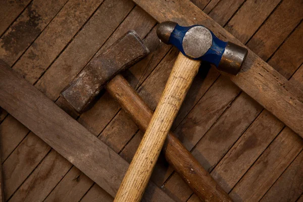 Masanın üzerinde çekiç