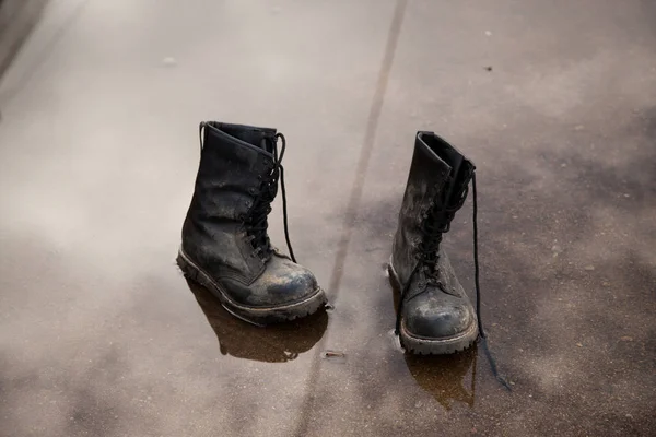 Botas viejas en el agua