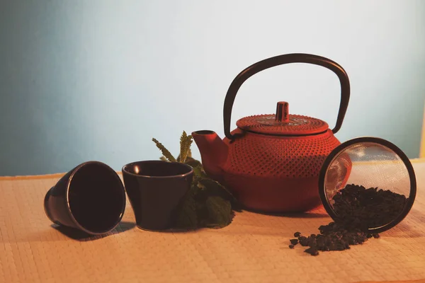 Çaydanlık ve bardak çayla