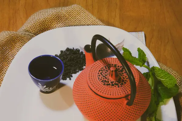 çay ile kırmızı çaydanlık