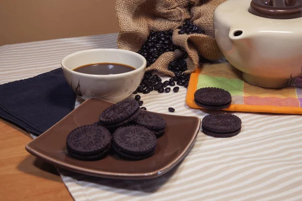 Çikolata parçalı kurabiyeler ve bir fincan kahve.
