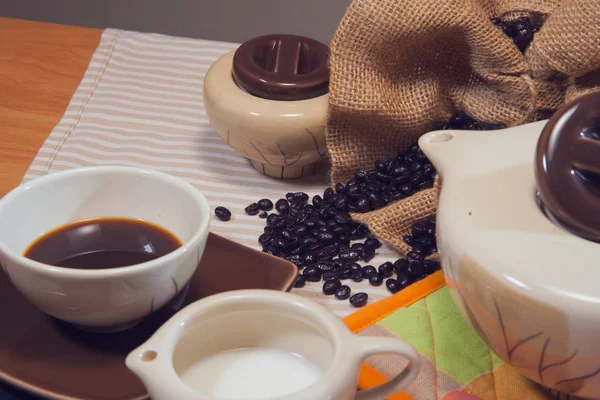 Masanın üzerinde bir fincan kahve.