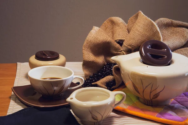 Kahve makinesi ve bir fincan kahve.