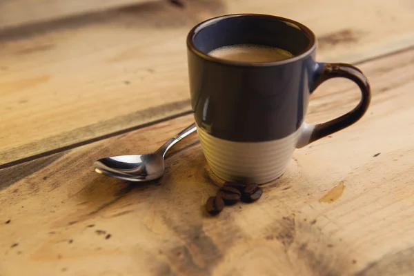 Taza con cafe espresso caliente sobre la mesa