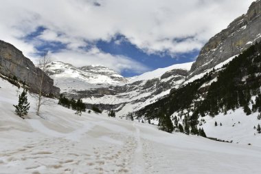Monte perdido cubierto de nieve
