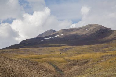 Ermenistan 'daki Aragats Dağı' nda sönmüş bir volkanın zirvesi.