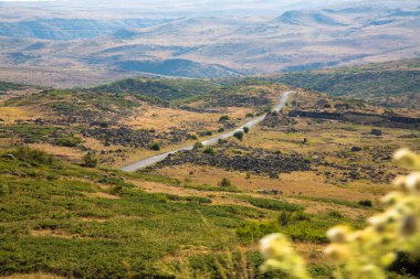 Dağ yolu Ermenistan 'da bir dağ geçidinden geçiyor.