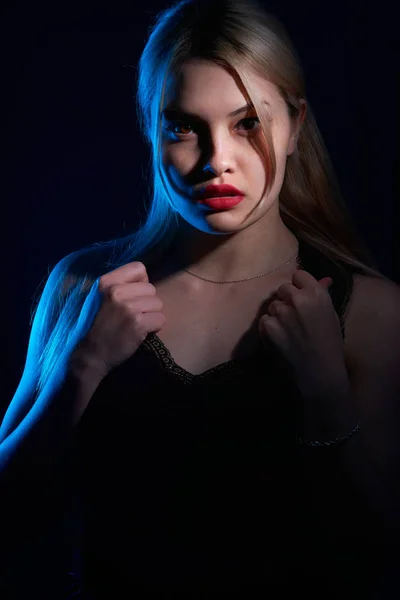 Retrato Uma Menina Bonita Com Lábios Vermelhos Fundo Azul — Fotografia de Stock