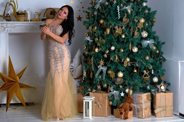 Beautiful Brunette Girl Expensive Dress Diamonds Stands Christmas Tree Christmas — Stock Photo, Image