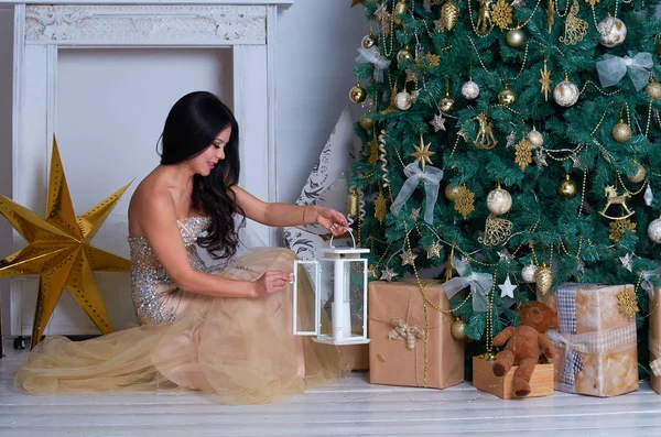 Piękna Brunetka Dziewczyna Drogiej Sukience Diamentami Stoi Pobliżu Choinki Christmas — Zdjęcie stockowe