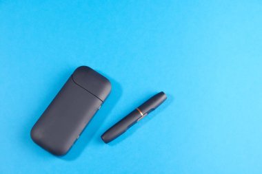 tütün ısıtma sistemi mavi arka planda