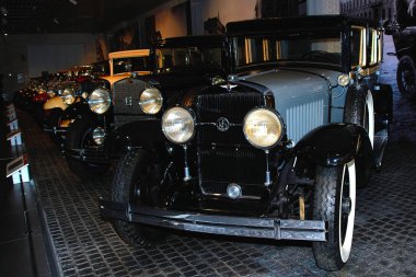 Yekaterinburg / Rusya-01.12.2020: 20. yüzyılın eski araba ve motosikletleri müzesi.