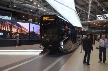 Yekaterinburg / Rusya-02.10.2020: masum balo. Nanoteknoloji ve endüstri sergisi. Geleceğin tramvayı.
