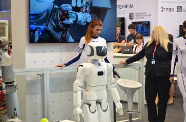 Yekaterinburg / Rusya-02.10.2020: innoprom .nanoteknoloji ve endüstri sergisi. Robotlar