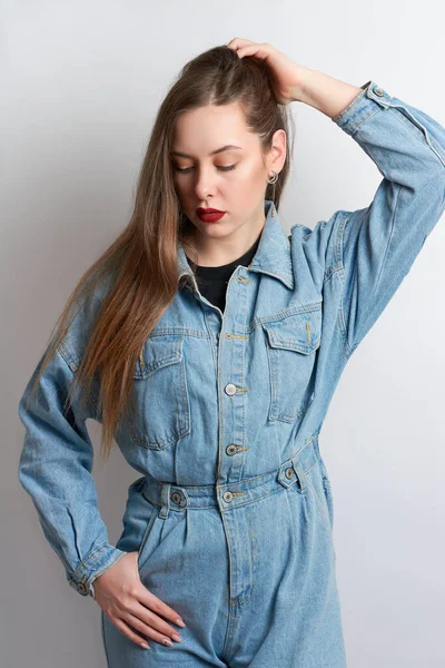 Menina Bonita Com Batom Vermelho Terno Jeans Emoções Fundo Branco — Fotografia de Stock