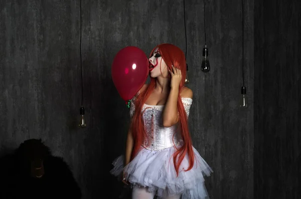 Ein Mädchen im Clownskostüm mit furchterregendem Make-up — Stockfoto