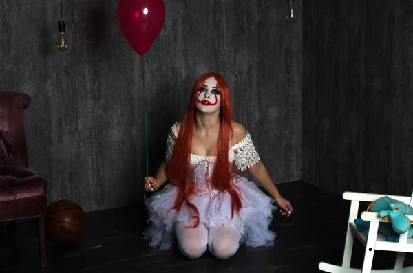 Una ragazza in costume da clown con trucco spaventoso — Foto Stock