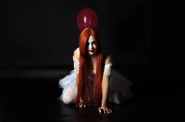Dziewczyna w kostiumie klauna z przerażającym makijażem — Zdjęcie stockowe