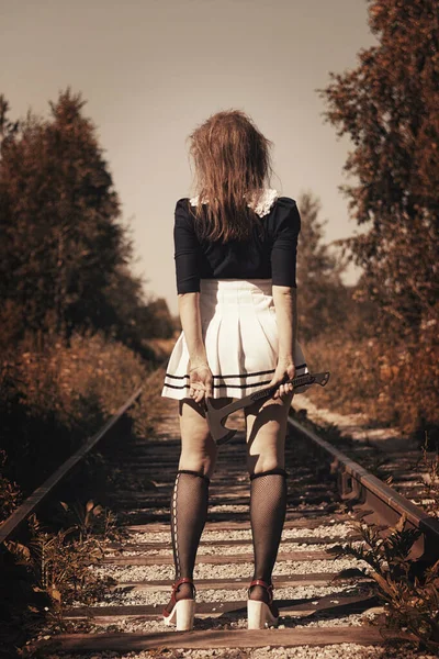 Menina Com Uma Faca Rails Horrors — Fotografia de Stock
