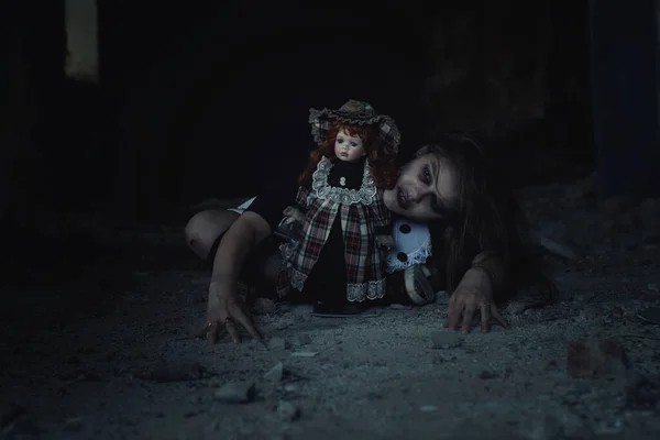 Страшна Дівчина Лялькою Покинутому Будинку — стокове фото