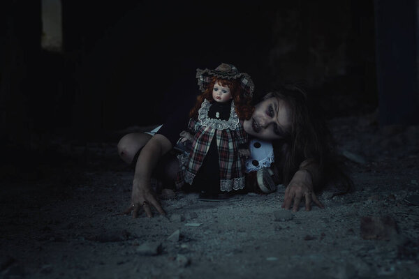 страшная девушка с куклой в заброшенном доме
