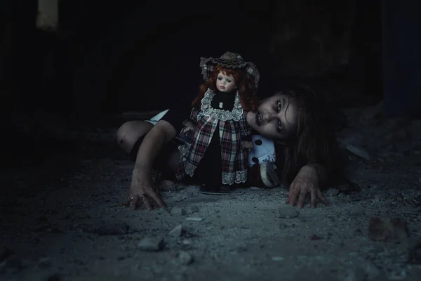 捨てられた家の中に人形を持った怖い女の子 — ストック写真