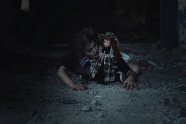 捨てられた家の中に人形を持った怖い女の子 — ストック写真