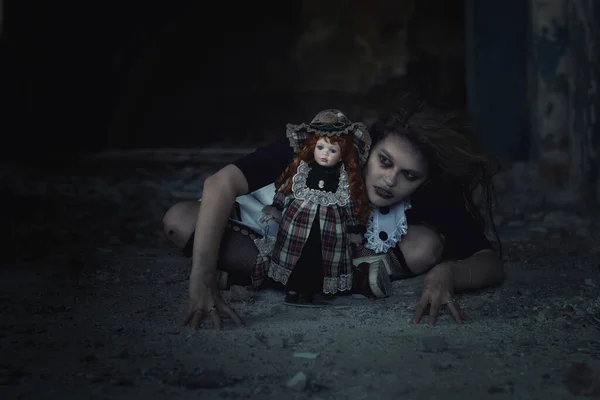 Страшная Девушка Куклой Заброшенном Доме — стоковое фото