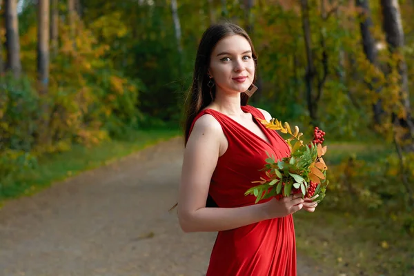Egy Vörös Ruhás Lány Egy Csokor Kőrisfával Erdőben — Stock Fotó