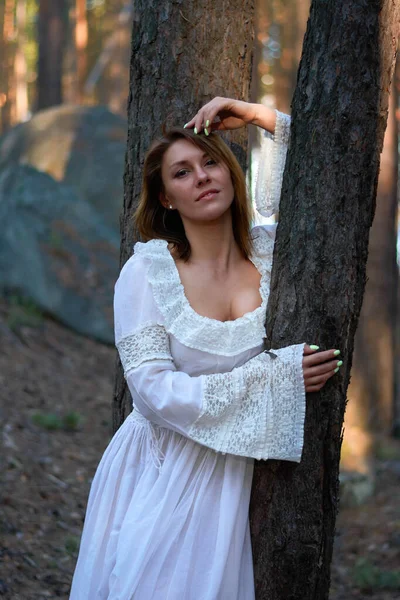 Ένα Κορίτσι Ένα Λευκό Φόρεμα Στο Δάσος Κοντά Στα Δέντρα — Φωτογραφία Αρχείου