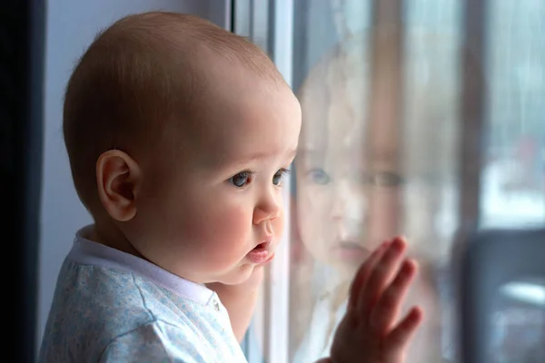 Petit Garçon Sur Rebord Fenêtre Regarde Par Fenêtre Enfant Avec — Photo