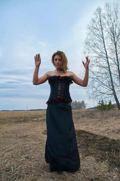 Uma Menina Vestido Preto Forest Menina Uma Bruxa Uma Floresta — Fotografia de Stock